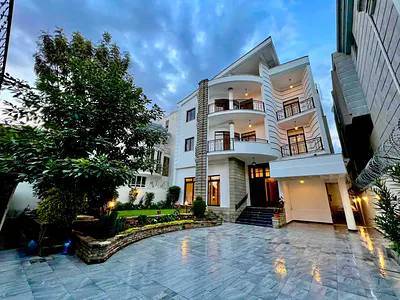 Spacious 6-Bedroom Family Residence