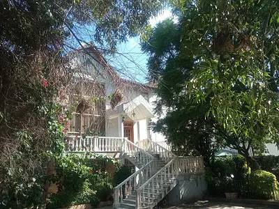 Great House, Big Balconies, Coffee and Avocado Trees!